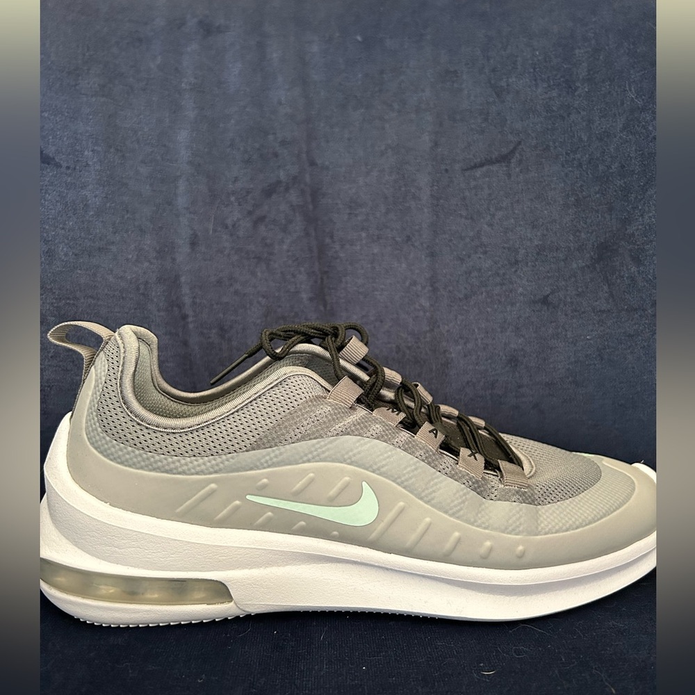 Brand New Women’s NIKE AIR MAX AXIS